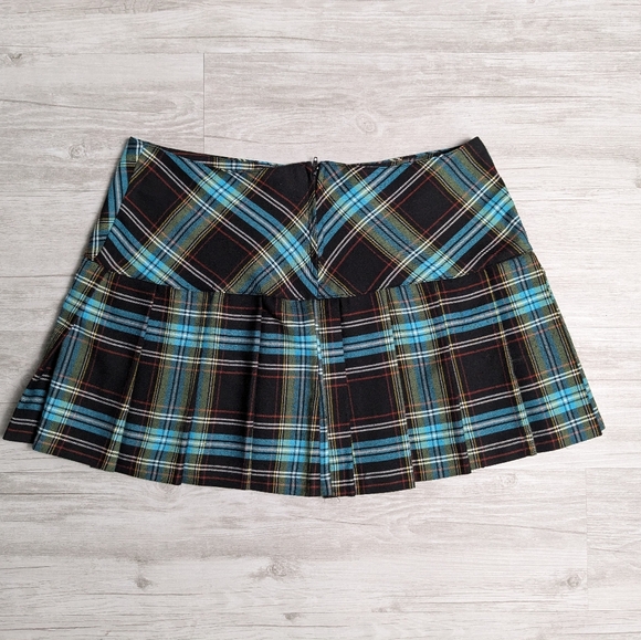Black, Turquoise, Red and Yellow Pleated Kilt Size 9 - Picture 2 of 5
